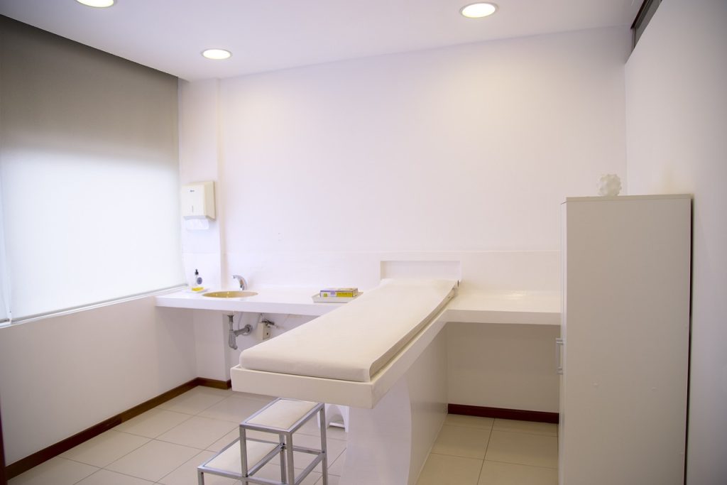 treatment room, clinic, doctor-548143.jpg